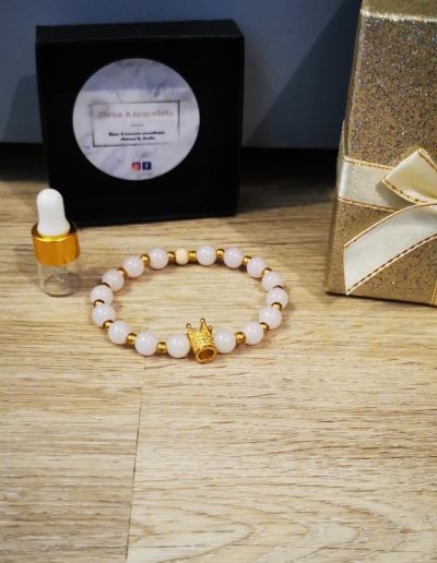 bracelet perles en jade 8mm , séparateur en acier inoxydable doré et une couronne à strass doré en acier inoxydable