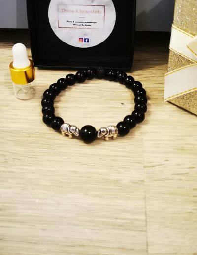 bracelet perles en verre noire brillante 8mm une perle en verre noire brillante 10mm et deux éléphants argenté en acier inoxydable