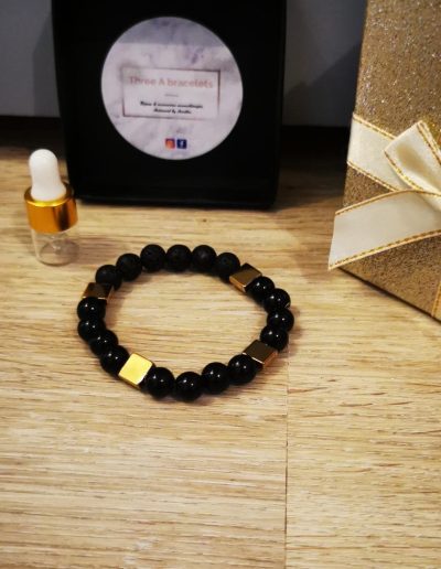 bracelet perles en verre noire brillante et apprets en acier inoxydable carré doré et perle de lave 8mm
