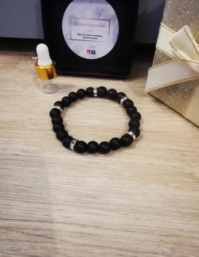 bracelet perles en verre noire mâteet strass argenté en acier inoxydable et une perle de lave 8mm