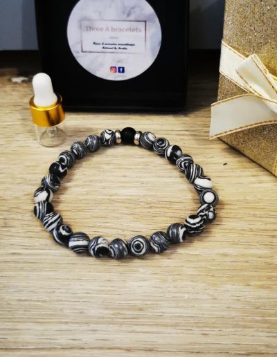 bracelet perles noir et blanche et une pierre de lave noire et séparateur argenté en acier inoxydable 8mm