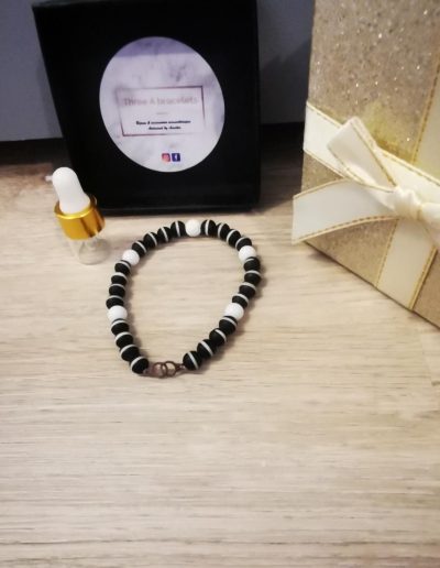 bracelet perles noire et blanche et perles de marbre blanc et menotte argenté en acier inoxydable 6mm