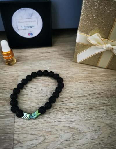 bracelet pierre de lave et fleche verte