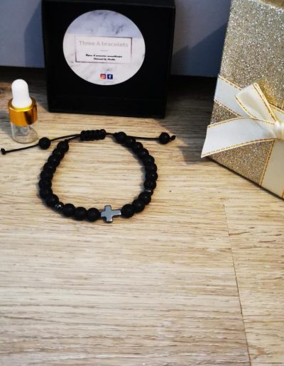bracelet réglable macramé perles de lave noir et croix en acier inoxydable