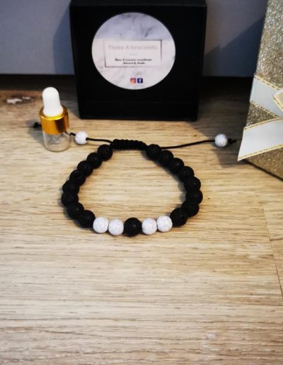 bracelet réglable macramé perles de lave noir et perles howlite