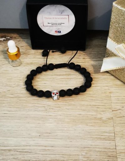 bracelet réglable macramé perles de lave noir et tête de mort argenté strass et rouge