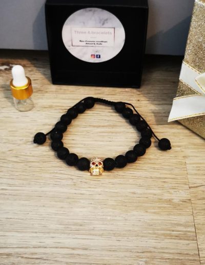 bracelet réglable macramé perles de lave noir et tête de mort doré strass et rouge
