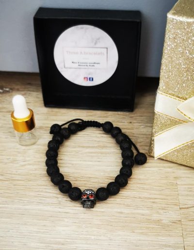 bracelet réglable macramé perles de lave noire et tête de mort noire strass et rouge