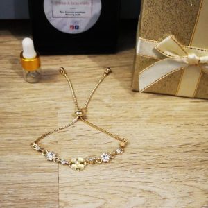 bracelet réglable mini chaine doré avec fleur à strass et perles de bois en cèdre 4mm