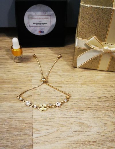 bracelet réglable mini chaine doré avec fleur à strass et perles de bois en cèdre 4mm