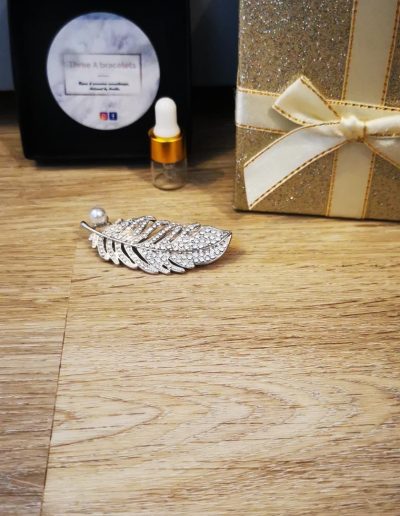 broche argenté en niquel à strass avec une perle d'eau douce 8mm