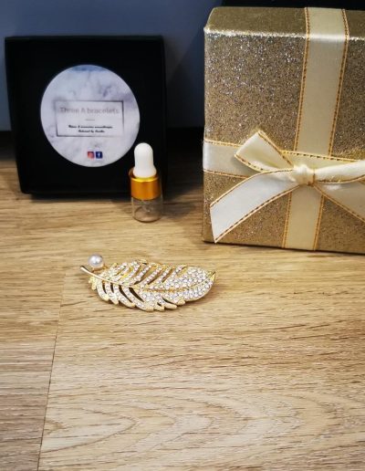 broche doré en niquel à strass avec une perle d'eau douce 8mm
