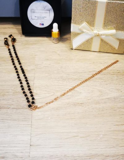 chaine de lunette perle en verre noire brillante et une perle de lave noire 4mm sur chaine en niquel