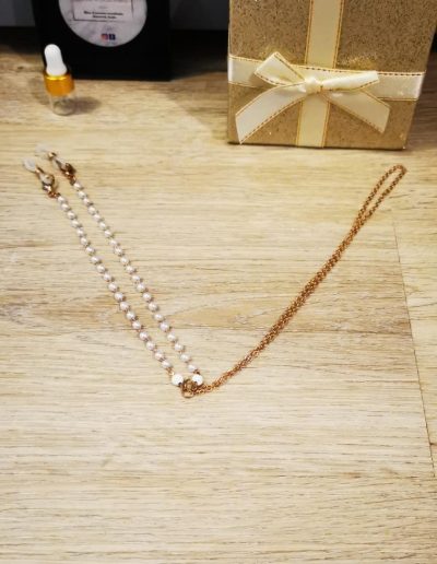 chaine de lunette perles d'eau douce 4mm et perles de lave blanche 4mm sur chaine en niquel