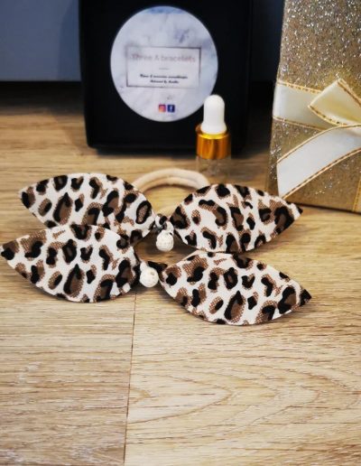 chouchous papillon panthère marron et noir avec une perle de lave blanche