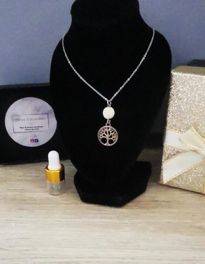 collier acier inoxydable argenté et arbre de vie avec perle de lave blanche 8mm