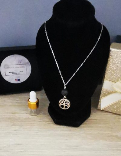 collier acier inoxydable argenté et arbre de vie avec perle de lave noire 8mm