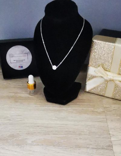 collier acier inoxydable argenté et perle de lave blanche 6mm