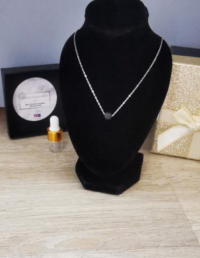 collier acier inoxydable argenté et perle de lave noire 6mm