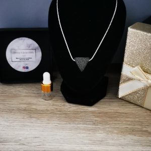 collier acier inoxydable argenté et perle de lave noire triangulaire
