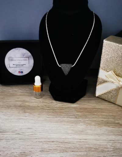 collier acier inoxydable argenté et perle de lave noire triangulaire