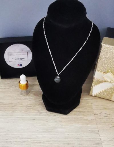 collier acier inoxydable argenté et perle de lave pendentif noire 8mm