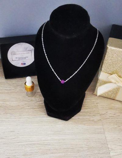 collier acier inoxydable argenté et perle de lave violette 4mm