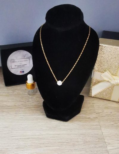 Collier acier inoxydable doré et perle de lave blanche 6mm.