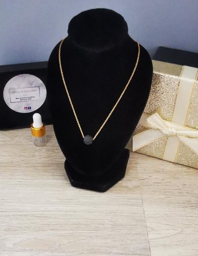 collier acier inoxydable doré et perle de lave noir 8mm