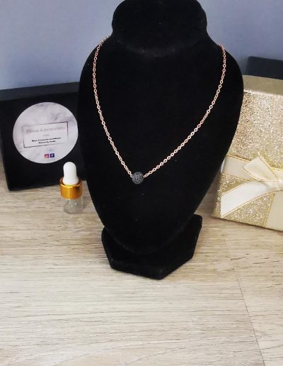 collier acier inoxydable doré et perle de lave noire 6mm