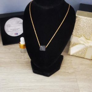 collier acier inoxydable doré et perle de lave noire carré 8mm