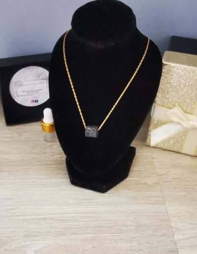 collier acier inoxydable doré et perle de lave noire carré 8mm
