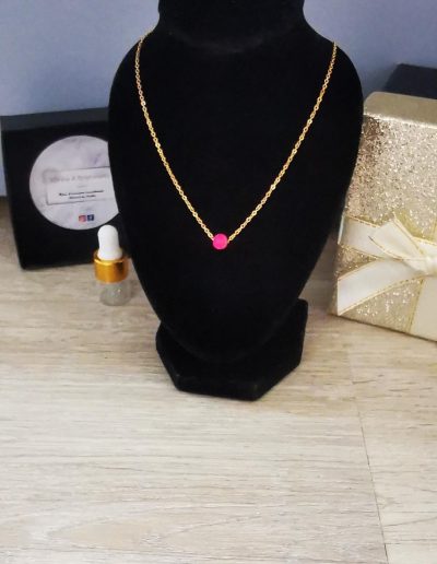 collier acier inoxydable doré et perle de lave rose fluo 4mm