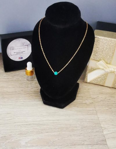 collier acier inoxydable doré et perle de lave vert fluo 4mm