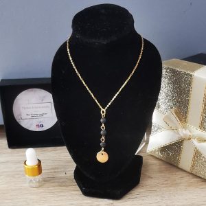 collier en acier inoxydable doré et 3 perles de lave noir