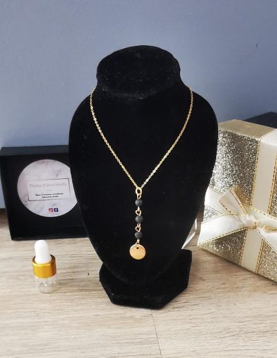 collier en acier inoxydable doré et 3 perles de lave noir