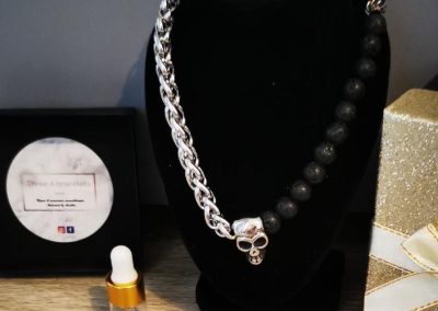 collier homme en acier inoxydable mi chaine mi perle de lave et tête de mort 8mm