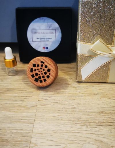 diffuseur de voiture modèle 3. en bois de cèdre avec perles de lave noir à l'interieur et attache en acier inoxydable pour l'accrocher