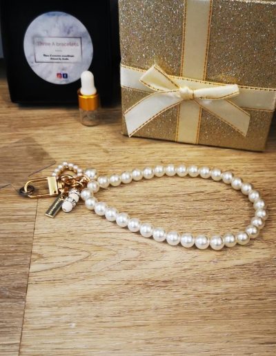 dragonne de telephone en acier inoxydable doré et perle d'eau douce avec une perle de lave blanche de 6mm vendu avec le support plastique pour toute coque de téléphone