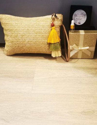 pochette avec dragonne et fermeture éclair ( porte clé en option vendu séparament ) taille hauteur 15,5cm, largeur 24cm
