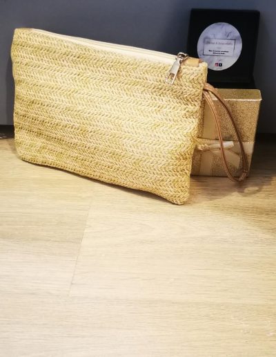 pochette avec dragonne et fermeture éclair taille hauteur 15,5cm, largeur 24cm