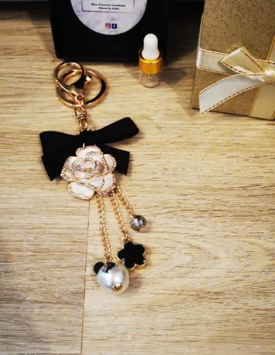 porte clé à strass rose blanche et noir avec une pierre de lave noir 4mm