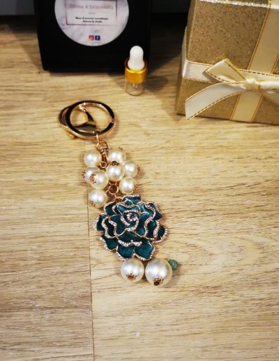 porte clé à strass rose bleu canard avec une pierre de lave verte 6mm