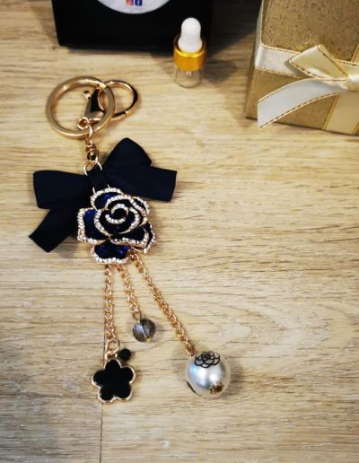 porte clé à strass rose bleu marine avec une pierre de lave noir 4mm