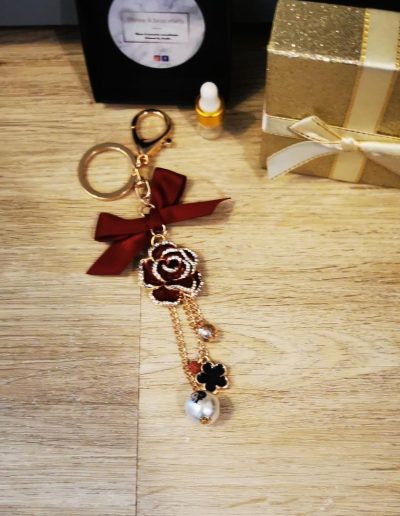 porte clé à strass rose bordeaux avec une pierre de lave bordeaux 6mm