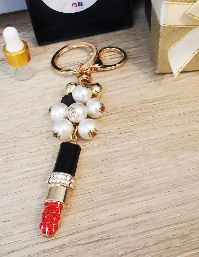 porte clé a strass rouge a lèvre avec une pierre de lave noire