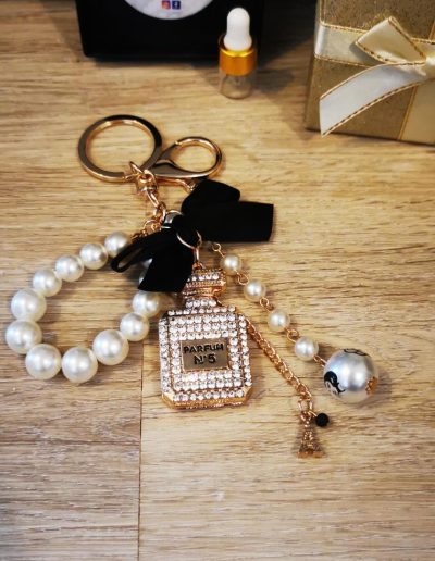 porte clé imitation chanel noeud noir et pierre de lave noire 4mm