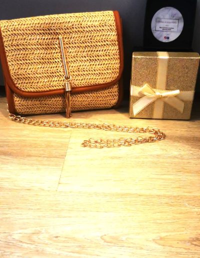 sac à chaine acier inoxydable camel, fermoir aimanté hauteur 16cm, longeur 19cm et largeur 5cm