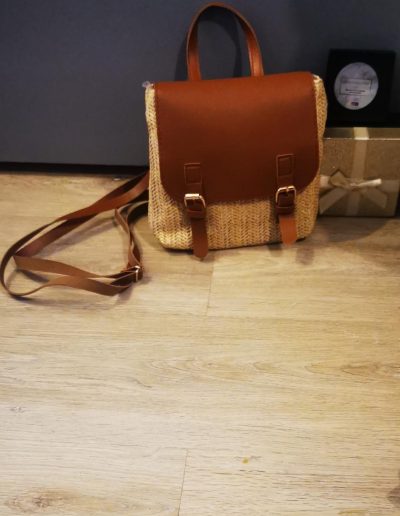 sac à dos camel fermeture aimanté, taille 18cm , longeur 20cm et épaiseur 7cm