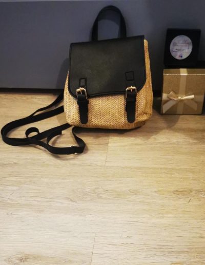 sac à dos noir fermeture aimanté, taille 18cm , longeur 20cm et épaiseur 7cm